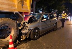 Otomobil park halindeki kamyona arkadan arpt: 1'i asker 3 yaral