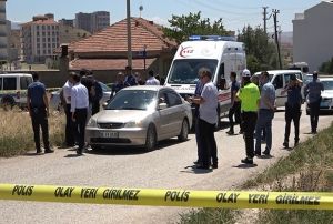 Otomobilin iinde tabancayla vurulan ahs hayatn kaybetti