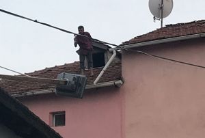 Elinde baltayla atya kan adam aa dt
