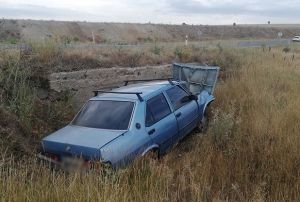 Otomobil arampole yuvarland: 2 yaral