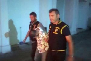Sevgilisini dverken utanmad, gazetecileri grnce ban nne edi