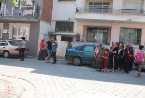 Eini sokak ortasnda boazndan baklayarak dehet sat