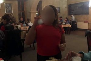  2,5 yandaki ocuu iki masasna oturtup, rak iirdiler