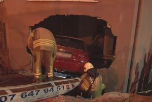 Kontrolden kan otomobil, iki araca arptktan sonra eve dald