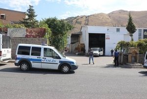 Kavga eden kpekleri ayrmak isterken katil oluyordu