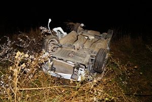 Takla atan otomobil arampole yuvarland: 2 l