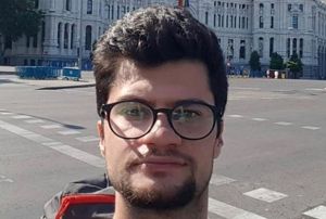 Tramvay duranda oturan genci baklayarak ldrdler