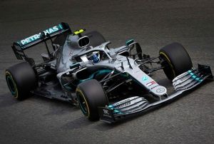 Mercedes, talyada pilotlarn podyuma tad