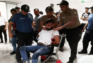 nce polise yumruk att, sonra kendini kesti