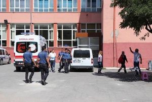 Snfta arkadayla tartan renci, pencereden atlamaya kalkt