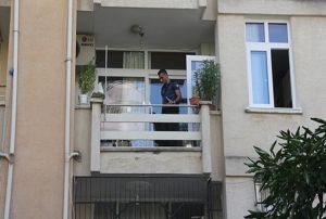 Olu yemei beenmeyince kendini balkondan aa att