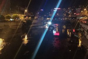 ehir merkezindeki derede off-road yaptlar