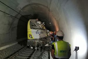 Klavuz tren raydan kt, 2 makinist yaamn yitirdi