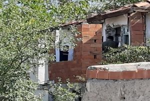 Sinirlenen baba ocuunun yannda karsn ldrd