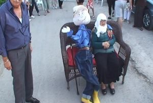 len einin kuklasn yaparak, birlikte gelin arabasnn nn kesti
