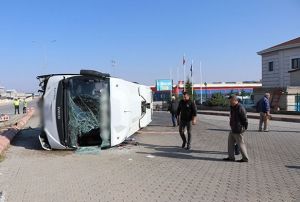 i servisi midibs devrildi: 1 l, 24 yaral