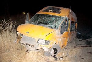 Gmenleri tayan minibs kaza yapt: 1 l, 5'i ar 13 kii yaral