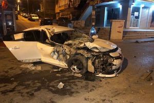 Otomobil kamyonete arkadan arpt: 6 yaral