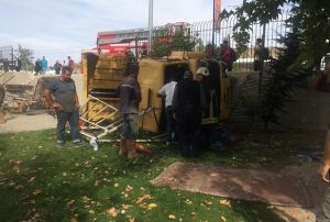 Otomobile arpan kamyon lunapark bahesine devrildi: 5 yaral