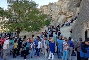  Kapadokyada turistler mze ziyareti iin kuyruk oluturdu