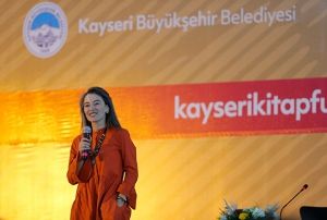 nl Yazarlar Kayseri Kitap Fuarnda okuyucularyla bulutu