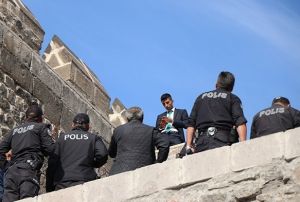 Tarihi kalede intihar giriimini film gibi seyrettiler