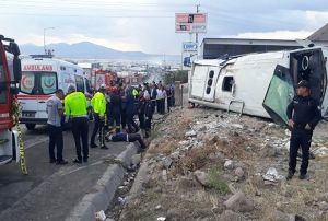 Kayseri'de iileri tayan midibs devrildi: 20 yaral  