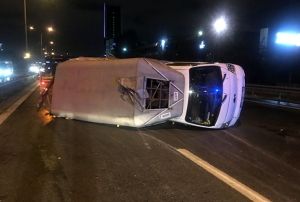 Sebze ykl kamyonet yola devrildi: 2 yaral