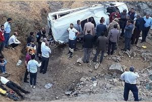 ileri tayan minibs devrildi: 1 l, 10 yaral