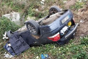 Cep telefonuyla konumaktan ceza yedikten sonra kaza yapt: 2 l, 2 y