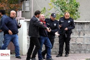 Pompalyla icra grevlilerine direndi, Emniyet Mdr ikna etti
