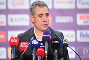 Ersun Yanal: 'Oynanan oyundan memnun deilim'