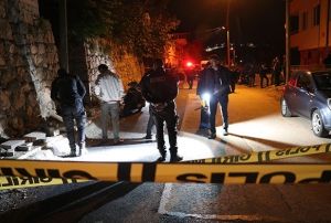 Arkadalar ile sokak ortasnda sohbet ederken bandan vurularak ar