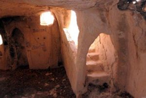 Kayadan oyma cami, kaderine terk edildi