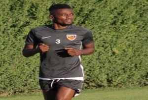 Bernard Mensah forma giyecek