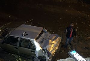 Su kanalna uan otomobili brakt, kaybolan altnlarn arad