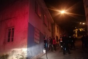 Alevlerin arasnda kalan gen kadn itfaiye eri kurtard