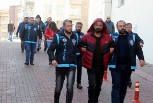 Kardei ve amcasn yaralayan ahs av tfeiyle ldrd