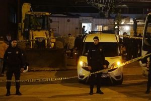 Kavgay ayrmaya alan polisi, belinden ald silahyla vurdu