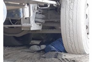 Kamyonun altnda kalan ii hayatn kaybetti
