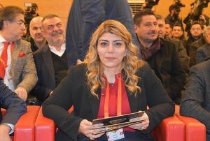 Sper Lig tarihinin ilk kadn bakan Berna Gzba