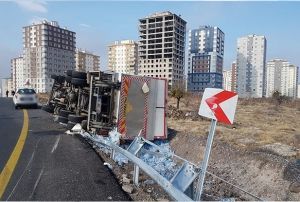 Su ykl kamyonet devrildi: 2 yaral