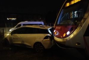 Otomobil tramvay yoluna girdi: 1 yaral