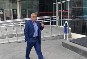 Aabeyinin kimliine fotoraf yaptrarak kart karan sana   hapis