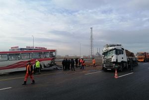 Tr durakta yolcu alan halk otobsne arpt: 11 yaral