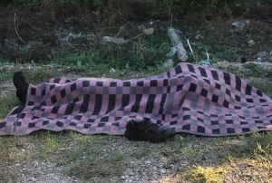 ple boarak ldrdler, cesedi yol kenarna attlar