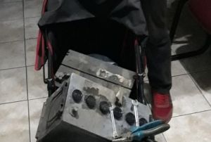  Sabah saat 04.00'da bebek arabasn kontrol eden polis ok oldu