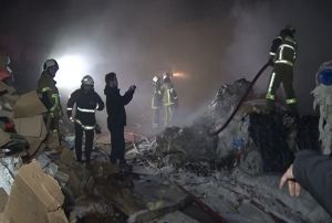  Kat fabrikasnda korkutan yangn, 10 kii lmden dnd