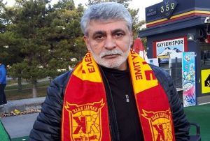  Levent Kurt, Baakehir man taraftarlarla izledi