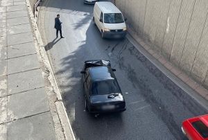Alt geitte viraj alamayan otomobil, bariyerlere arpt